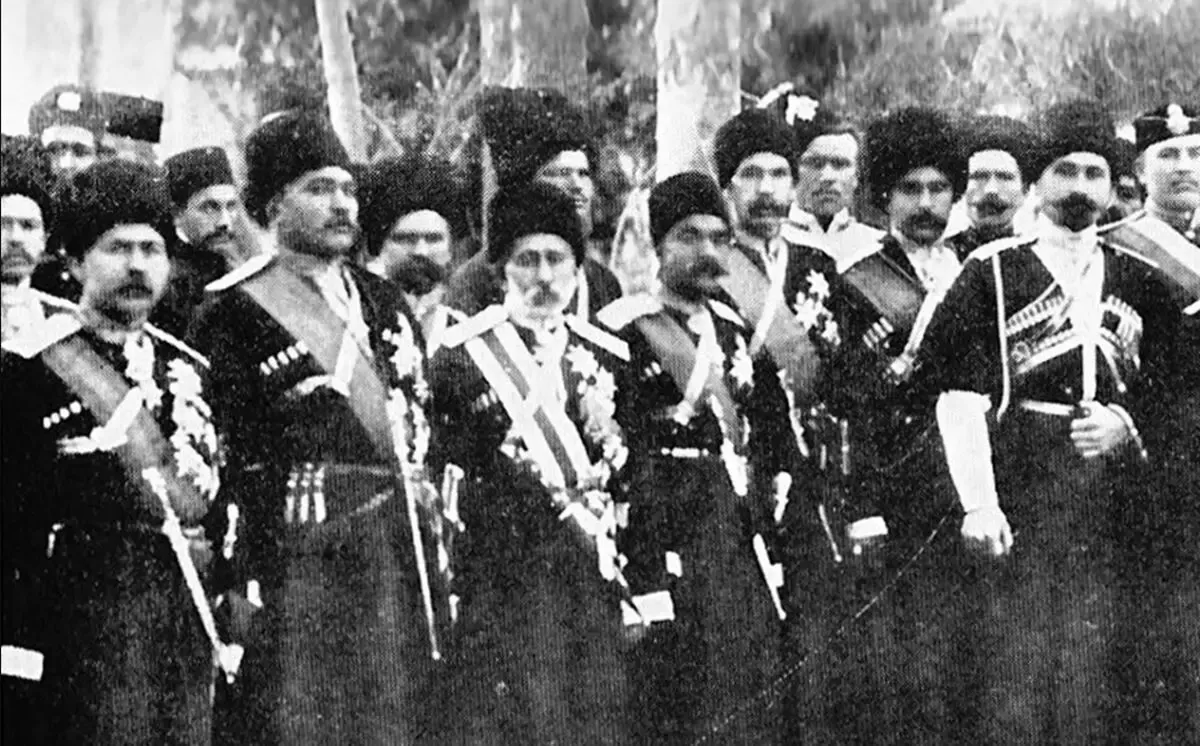 عکس یادگاری افسران روسی و ایرانی قزاقخانه در اواخر دوره قاجار