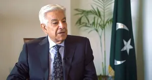 وزیر دفاع پاکستان: در میانجیگری میان تهران-واشنگتن بر لبه تیغ راه می‌رویم