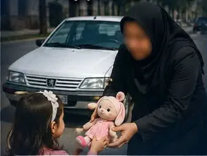 ترفند عجیب دو زن سارق برای سرقت از کودکان؛ عروسک بگیر گوشواره بده