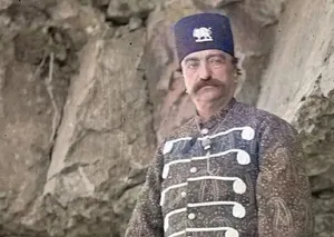 ژست جالب «ناصرالدین‌شاه» با کلاه سیلندری و پالتوی پوستی در جوانی