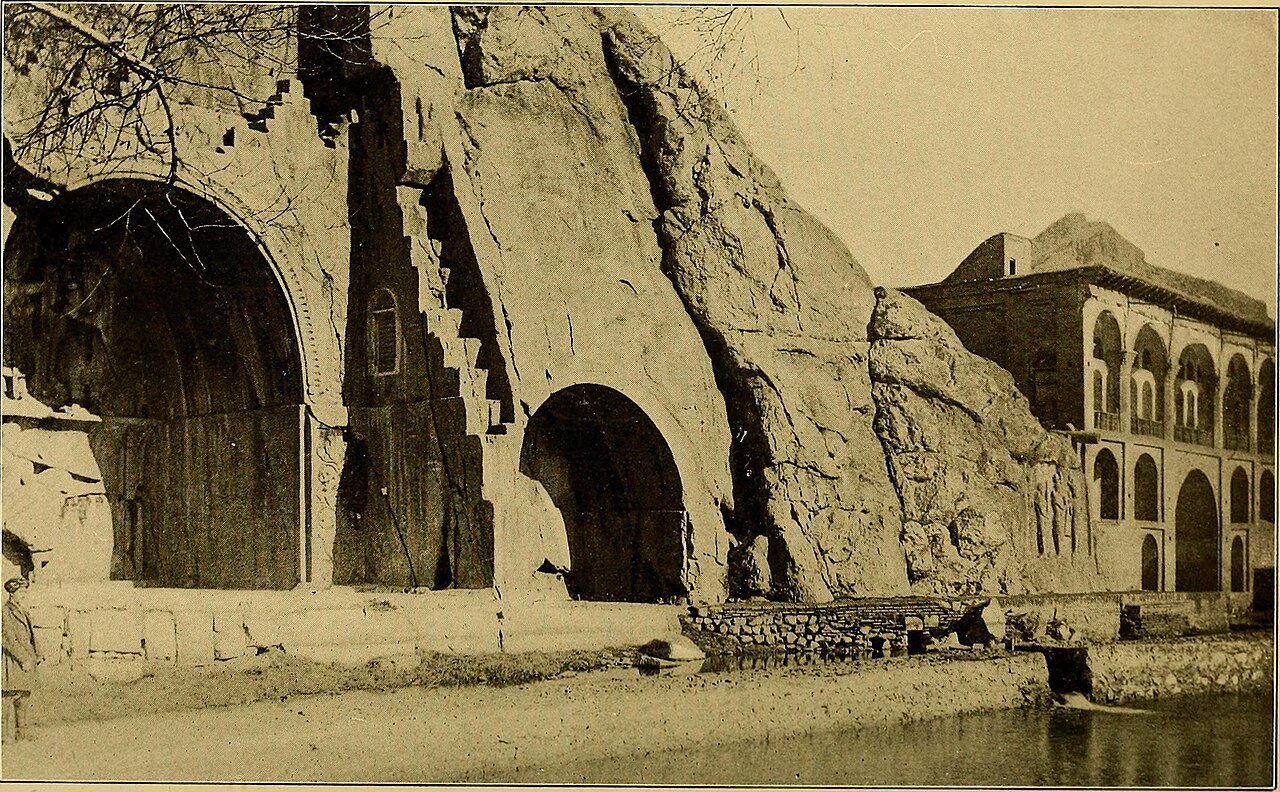 نمای عمارت مسعودیه در سمت راست تصویر و کنار طاقهای ساسانی نمای عمارت مسعودیه در سمت راست تصویر و کنار طاقهای ساسانی