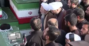 اشک‌های آیت الله جوادی آملی هنگام اقامه نماز بر پیکر مطهر رهبر شهید انقلاب