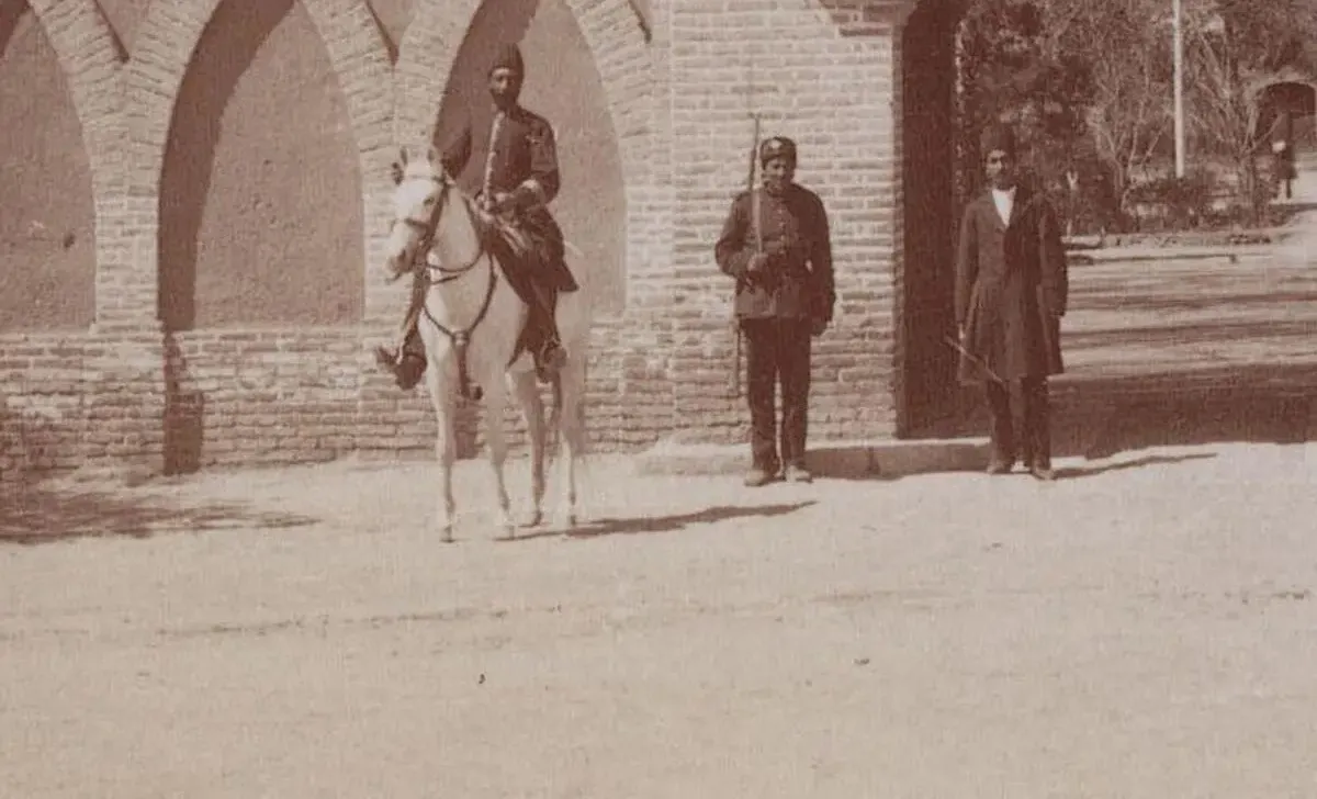 سربازان قاجاری جلوی در سفارت انگلیس؛ 140 سال قبل (عکس)
