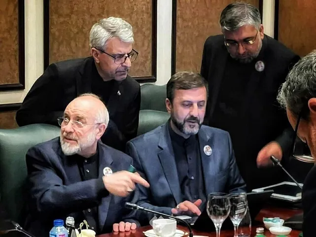 «بده - بستان» در مذاکرات به معنای «بدهیم برود» نیست ؛ دروغ فرقه پایداری را باور نکنید