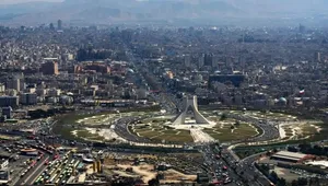 تصویر رنگی‌شده از منظرۀ شهر تهران در دوران ناصرالدین شاه قاجار