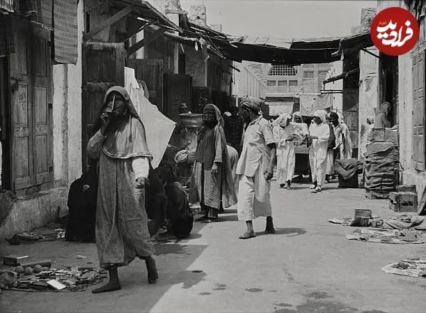 زنان و مردان بحرینی در یکی از خیابان های منامه؛ سال 1329