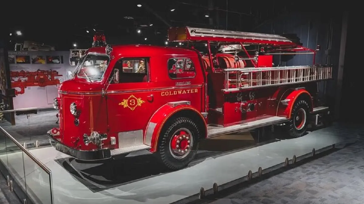 فروش ماشین‌های آتش‌نشانی با قدمت ۱۰۰ ساله (+عکس)