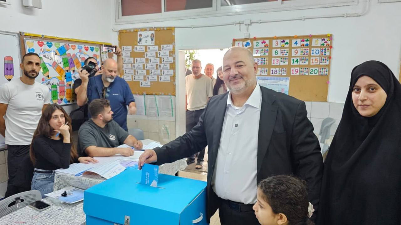 انتخابات اسرائیل ؛ مشارکت 77 درصدی/ شمارش آرا ادامه دارد / رقابت نزدیک نتانیاهو و آیزنکوت / مشارکت گسترده عرب های اسرائیل