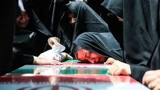 درخواست یک روزنامه‌نگار از نظام حکمرانی در ایران/ این مردم قهرمان را پدرانه در آغوش بگیرید