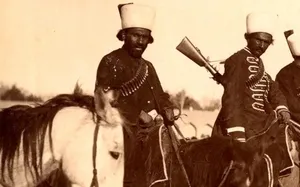تصویری از «سربازان ایل بختیاری» در دوران قاجار با اسب و اسلحه