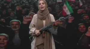 حضور مجری زن صداوسیما با اسلحه روی آنتن زنده