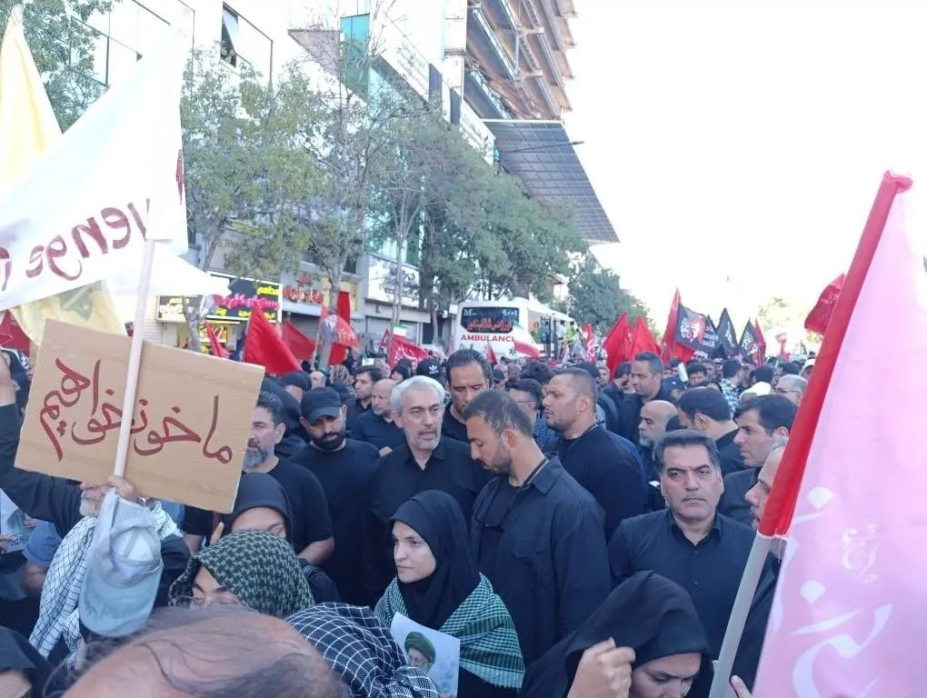 حضور وزیر اقتصاد در تشییع رهبر شهید در مشهد حضور وزیر اقتصاد در تشییع رهبر شهید در مشهد
