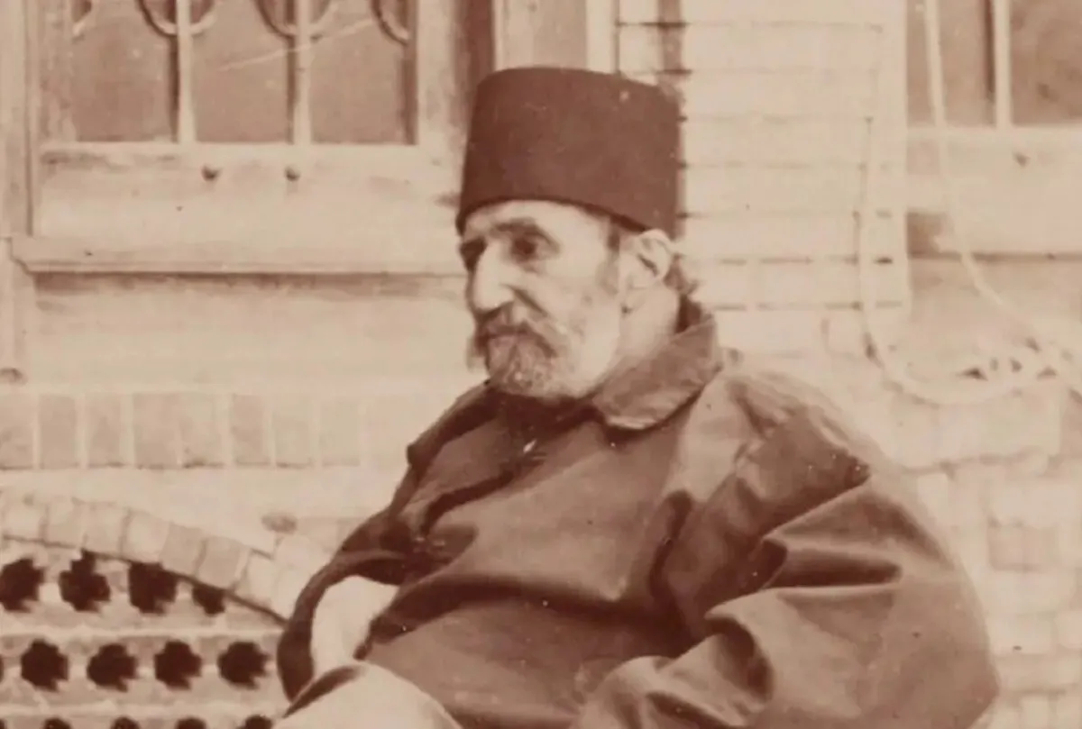 «خزانه‌دار ناصرالدین شاه» سوار بر «ویلچر» در حیاط قصر (عکس)