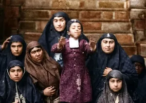 عکس رنگی‌شدۀ زنان ناصرالدین شاه در کاخ سلطنت‌آباد