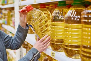توزیع روغن در بازار افزایش یافت/ مردم برای خرید از ساک پارچه‌ای استفاده کنند