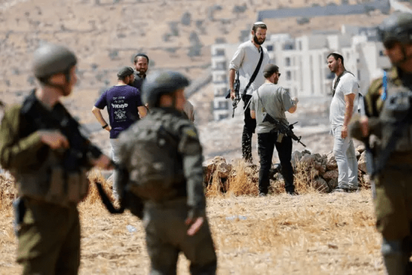 محاصره خانواده فلسطینی توسط شهرک نشینان اسرائیلی