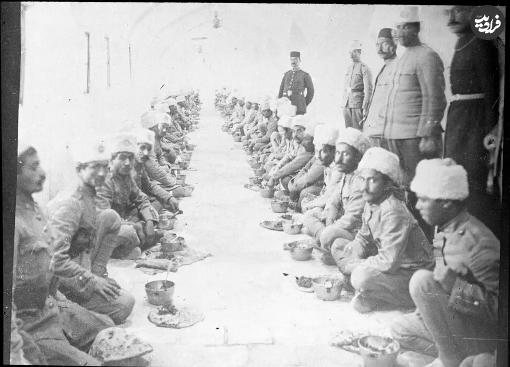 «سربازان قاجاری در سالن غذاخوری»؛ 113 سال قبل