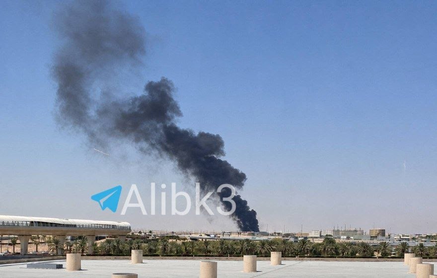 دود سیاه و لغو پروازهای فرودگاه پایتخت عربستان سعودی / خبر غیررسمی از حمله حوثی های یمن به مخزن سوخت