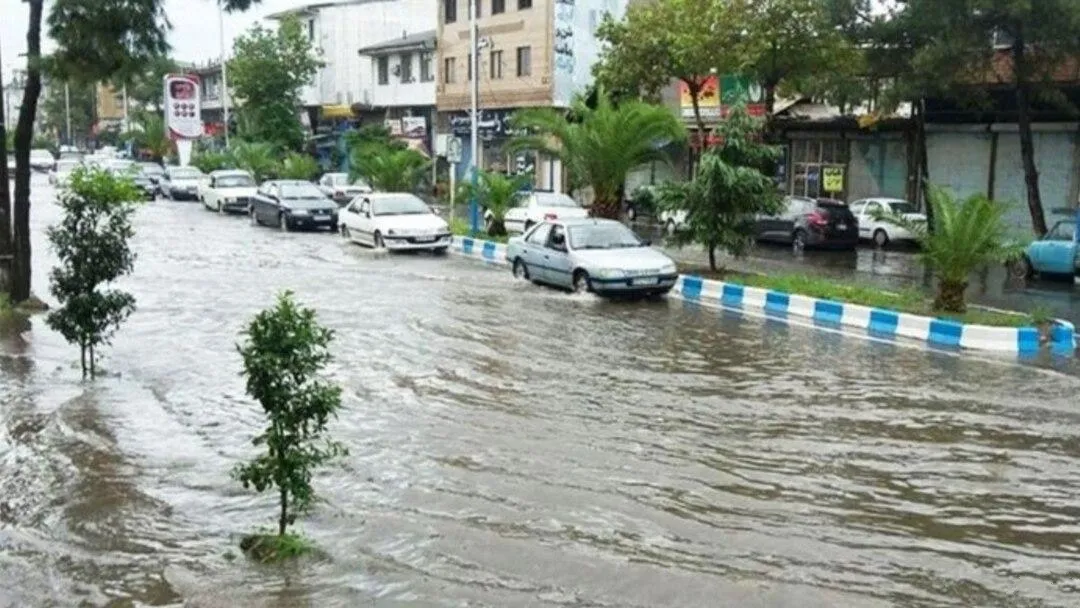 بارش سیل‌آسا در مازندران؛ خیابان‌ها زیر آب رفتند