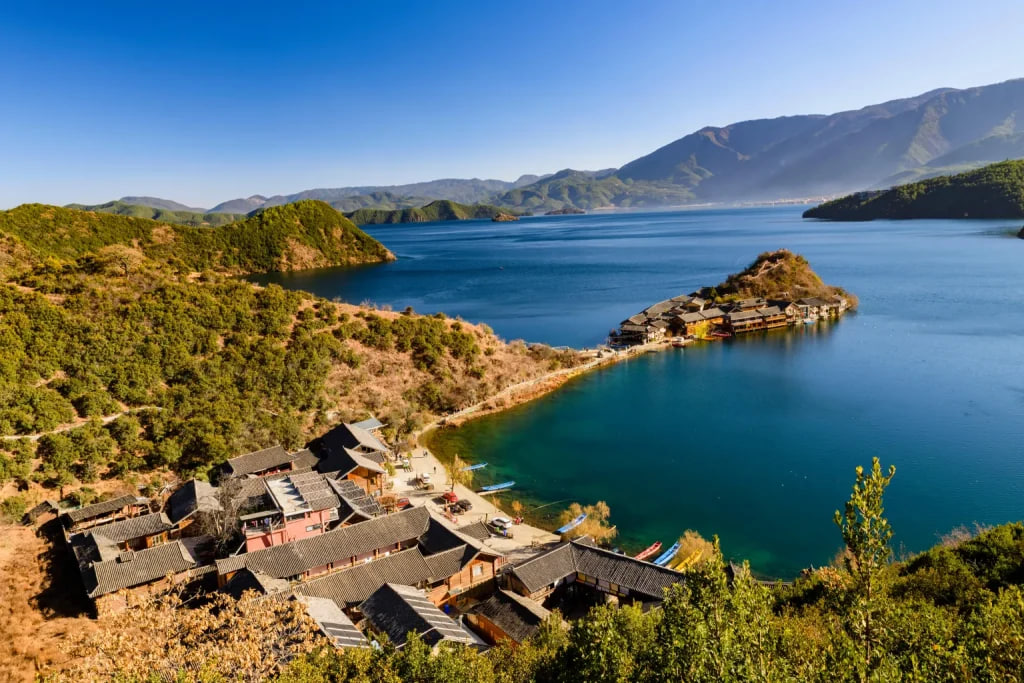 پژوهشگران دقیقاً نمیدانند مردم موسو از چه زمانی در اطراف دریاچه لوگو زندگی میکنند، اما گفته میشود آنها از اقوام تبتی هستند که قرنها پیش به جنوب مهاجرت کردهاند. بر اساس مطالعات ژنتیکی، احتمالاً بین قرن اول تا هشتم میلادی، همزمان با دوران امپراتوری روم، این جامعه به ساختار مادرسالار تبدیل شده است. پژوهشگران دقیقاً نمیدانند مردم موسو از چه زمانی در اطراف دریاچه لوگو زندگی میکنند، اما گفته میشود آنها از اقوام تبتی هستند که قرنها پیش به جنوب مهاجرت کردهاند. بر اساس مطالعات ژنتیکی، احتمالاً بین قرن اول تا هشتم میلادی، همزمان با دوران امپراتوری روم، این جامعه به ساختار مادرسالار تبدیل شده است.