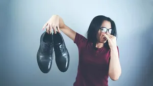 چرا پاها داخل کفش این‌قدر بدبو می‌شوند؟ علت واقعی بوی ناخوشایند چیست؟