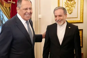 تصاویری از خوش‌آمدگویی گرم لاوروف به عراقچی