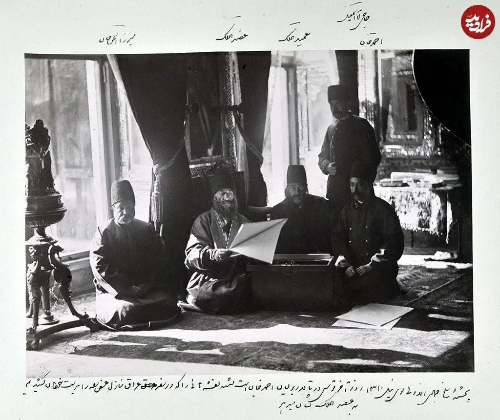 عضدالملک از درباریان ناصرالدین شاه را در حال تماشای نقشه‌هایی نشان می‌دهد که شخص شاه در جریان سفر به عراق ترسیم کرده بود؛ نقشه‌هایی که مسیر سفر و منازل مختلف آن را نشان می‌دادند.