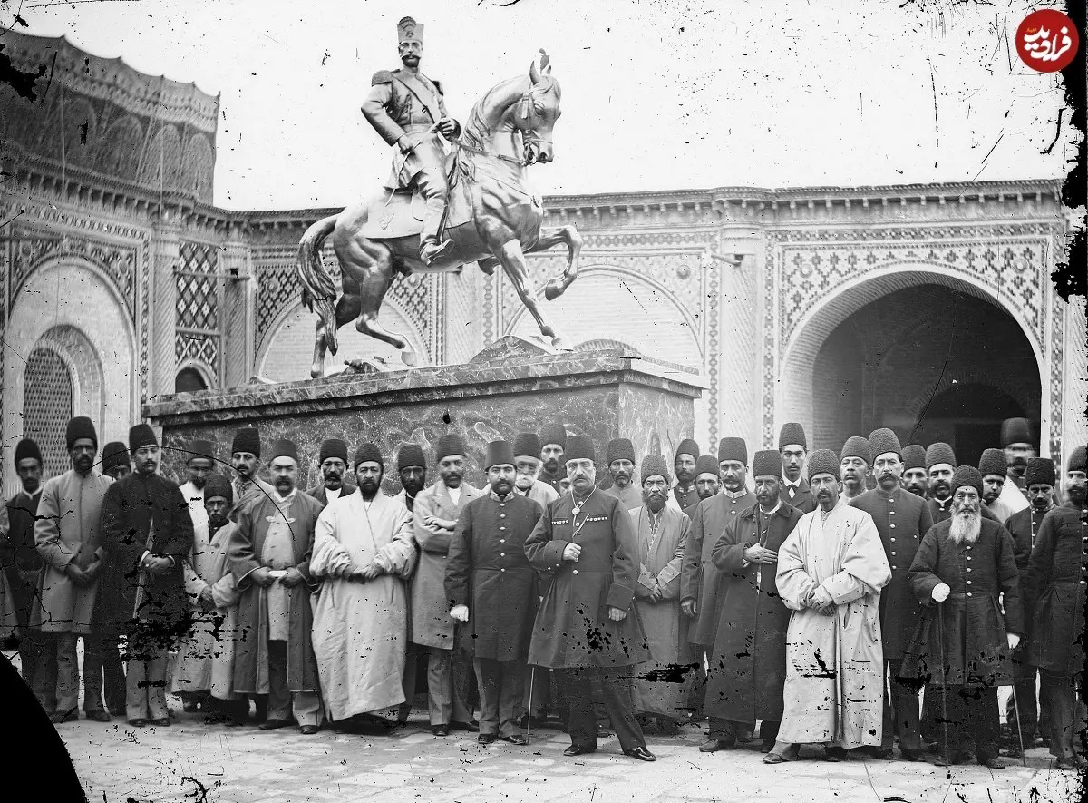 «ناصرالدین شاه» در کنار مجسمه برنزی اش؛ سال 1267