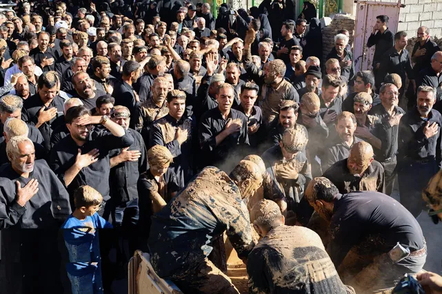 آیین «گِل‌مالی» روز عاشورا (عکس)