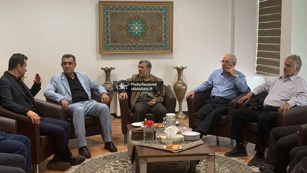 احمدینژاد با دوستان و همکارانش دیدار کرد احمدینژاد با دوستان و همکارانش دیدار کرد