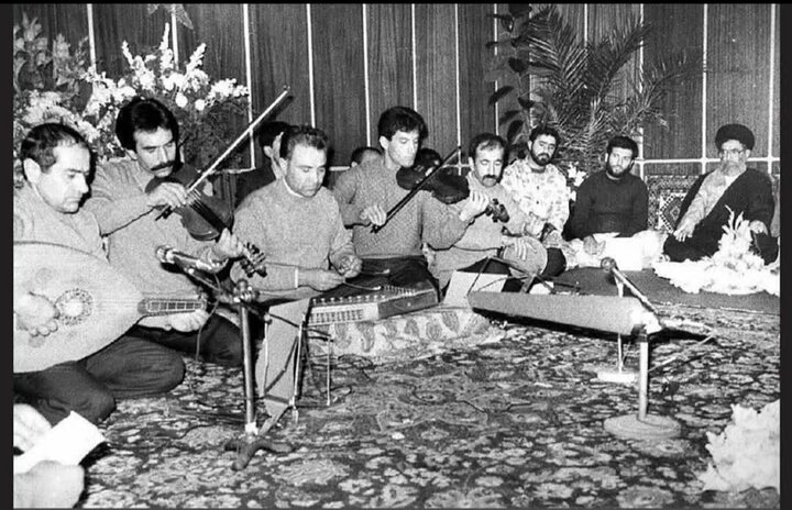 رهبر شهید در کنار نوازندگان