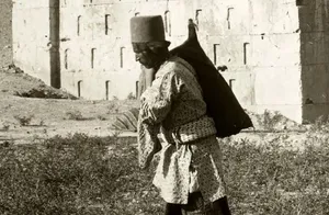 مسافران عهد قاجار در کنار «کعبه زرتشت» (عکس)
