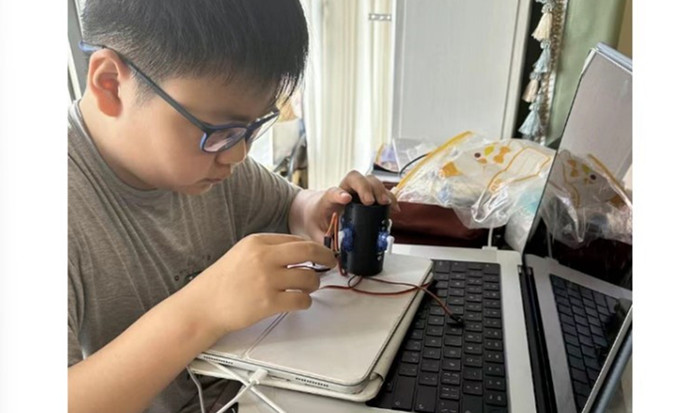 نابغه 14 ساله ای که خودش موتور جت می سازد (+عکس)