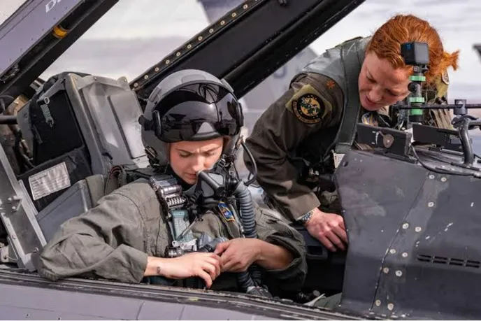 حداقل و حداکثر قد مورد نیاز برای پذیرفته شدن در نیروی هوایی آمریکا چقدر است؟