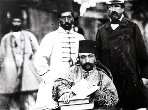«ناصرالدین شاه» در کنار نوه اش «سید جواد امامی» (عکس)