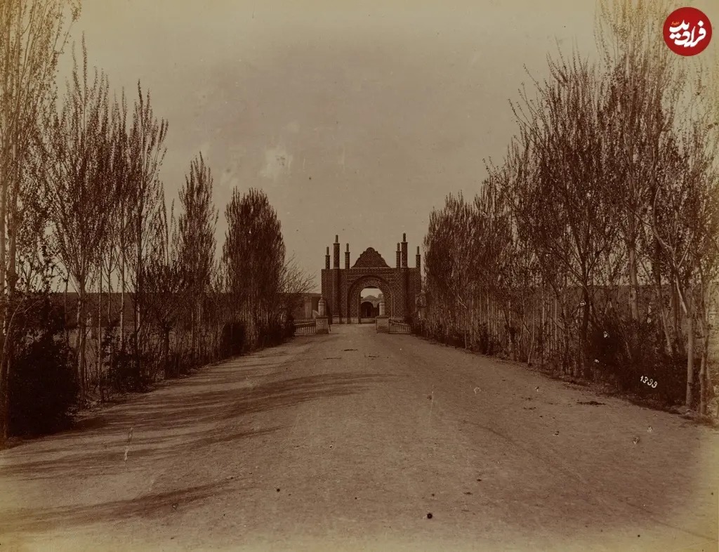 منظره زیبای دروازه دوشان تپه است. این دروازه در محل فعلی میدان شهدا قرار داشت.