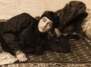 دختر ایرانی در آتلیه عکس/ عصر قاجار