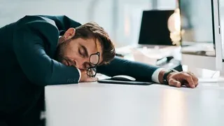 چرا بدون کار کردن هم خسته‌ایم؟