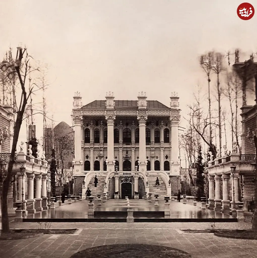 این قصر که در سنگلج تهران قرار داشت متعلق به دوست محمد خان معیرالممالک همسر عصمت الدوله دختر ناصرالدین شاه بود. این قصر در زمان خودش بی نظیر و استثنایی توصیف شده است.
