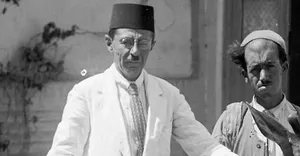 «مردان قاجاری و گوزن» در حیاط یک خانه؛ بیش از یک قرن قبل (عکس)