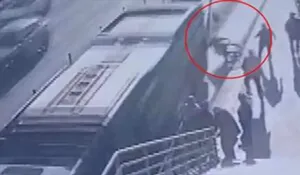 لحظه سقوط مرگبار یک مرد با ویلچر زیر چرخ‌های اتوبوس (فیلم)