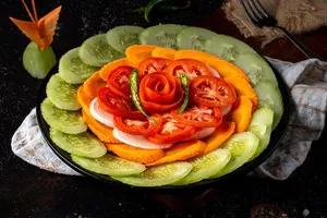 ترفند ساده و جذاب برای تزیین سالاد؛ سالادت را حرفه‌ای‌تر درست کن!