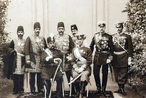 مظفرالدین‌شاه در حال نوشیدن آب معدنی در فرانسه (عکس)