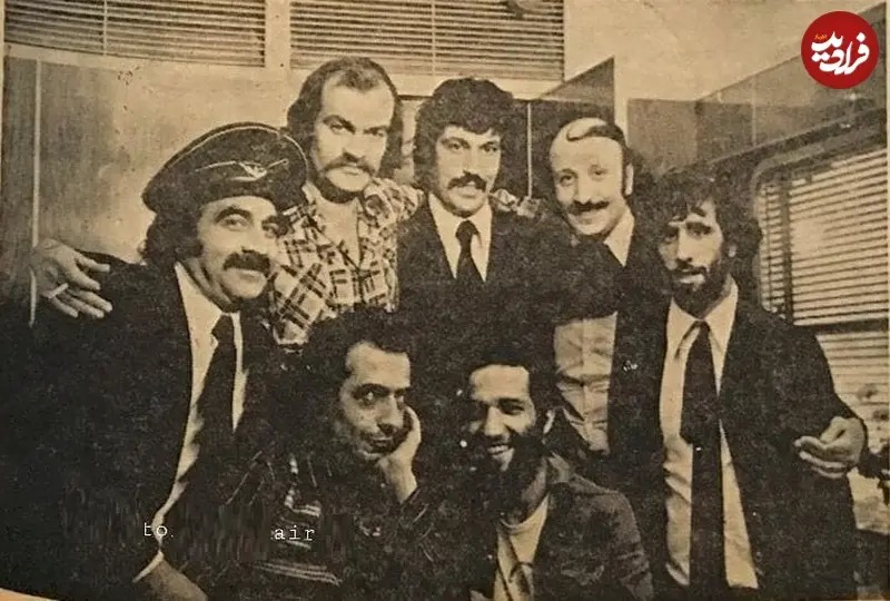 تصویری از پشت صحنه مجموعه تلویزیونی «قطار» را در سال 1354 ملاحظه می‌کنید. در این تصویر بازیگرانی همچون محمود بصیری (سمت راست) و فتحعلی اویسی (ردیف ایستاده، نفر دوم از چپ) حضور دارند.