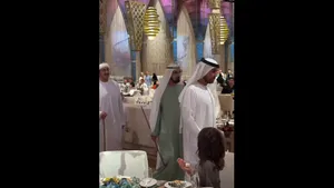 حاکم دبی در رستوران شهر برای آرامش مردم حاضر شد