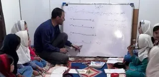 معلمی که خانه اش را به کلاس درس تبدیل کرد