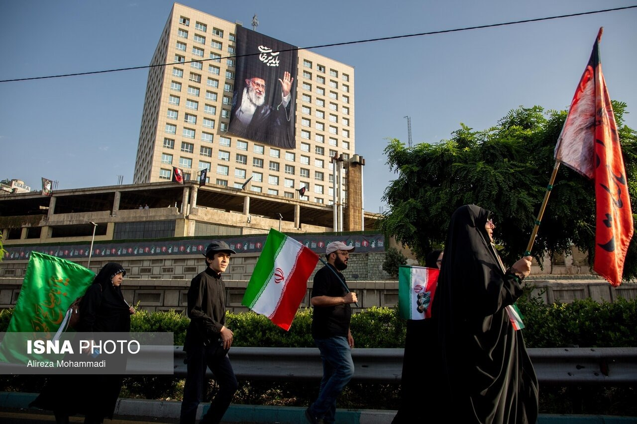 نصب تصویر رهبر شهید بر روی یکی از ساختمان‌های مجاور مصلی
