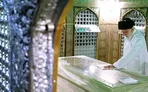 فیلمی از تعویض ضریح امام رضا(ع) با حضور رهبر انقلاب در سال ۱۳۷۹