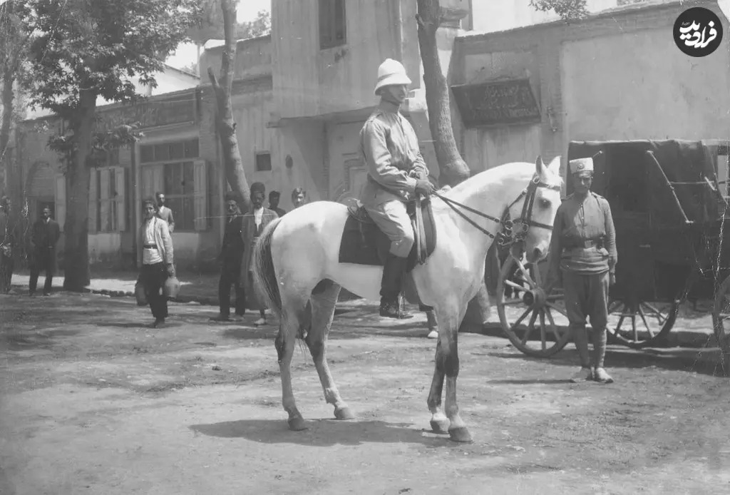 «افسر سوئدی با اسب در یکی از خیابان‌های تهران» در دوران احمدشاه
