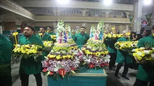 گل آرایی ضریح مطهر بانوی کرامت در آستانه ولادت حضرت زینب کبری